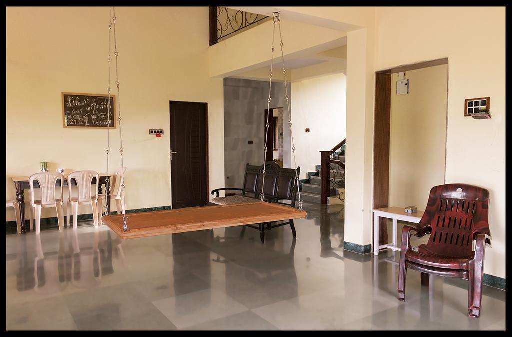 ホテルVarshavan- Nature, Hobby And Art Residency Dāpoli エクステリア 写真